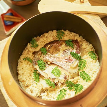 会席の締めくくりはエルムガーデン一番人気の「真鯛の炊き込み御飯」。丁寧にとった出汁と新鮮な真鯛をしっかりと釜で焚いてます。|エルムガーデンの写真(774721)