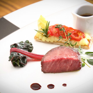 北海道産の食材を使い、季節に応じたメイン料理