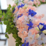 【高砂装花】ピンクのお花ととグリーンの中にブルーが光るアクセント ナチュラルで甘すぎない雰囲気が大人っぽい