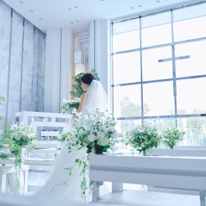 純白のドレスと光のベールに包まれた花嫁姿は神秘的で美しく、ゲストからは感嘆のため息がもれる。|リーセントカルチャーホテルの写真(34882313)