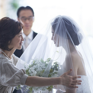 「幸せになってね。」母の手で花嫁を送る『ベールダウンセレモニー』は、家族との想い出を振り返る感動的なひととき。|リーセントカルチャーホテルの写真(9900294)