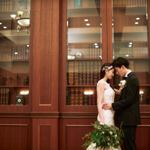 ビターカラーで統一されたザ・マンハッタンは、温かみのある落ち着いた雰囲気の部屋。アンティークな洋書や重厚なインテリアで雰囲気のある結婚式を。|リーセントカルチャーホテルの写真(33097079)