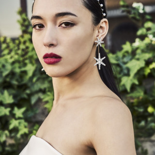 存在感あるピアスが、華やぎと個性を添えるアクセントに。