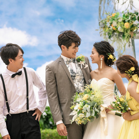 青空の下みどり溢れるプライベートガーデンでアフターセレモニータイムを