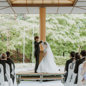 新緑を背景に、大好きなゲストに見守られてセレモニーを。|浄土ヶ浜パークホテルの写真(56555028)