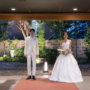 光と影が織りなす夜の景色に、白いドレスがひときわ映えるナイトフォト。|浄土ヶ浜パークホテルの写真(53164308)