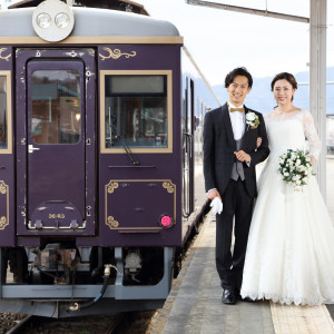 レトロ列車に乗車して車窓を眺めながらオリジナルの結婚式|浄土ヶ浜パークホテルの写真(53064498)