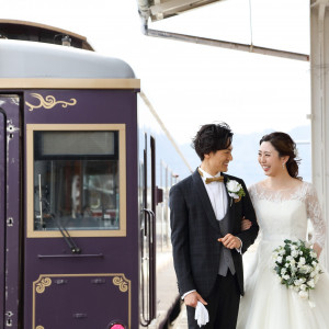 走る列車の中で叶える特別なウェディング。
車窓に広がる四季折々の風景を眺めながら、おふたりの門出を祝う結婚式です。|浄土ヶ浜パークホテルの写真(53064499)