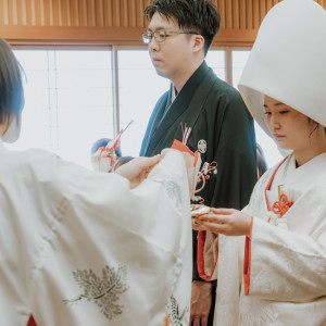 雅楽の音色に導かれ、静かに歩む花嫁花婿。
神聖な空間で交わす誓いは、いつまでも色あせない絆となります。|浄土ヶ浜パークホテルの写真(53147706)