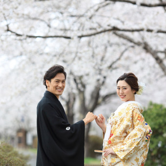 満開の桜の下で記念の一枚