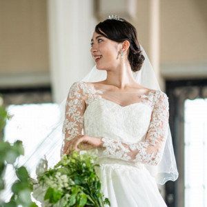 素材の良さが際立つ、透明感あふれるドレス。優雅なディテールが、大切な誓いのシーンをより一層華やかに。|LEBAPIREO（レガピオーレ）の写真(55807822)