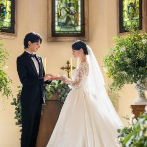 祭壇のふたりが美しくみえるように考え抜かれた設計のチャペル。まるで絵のようなワンシーン|LEBAPIREO（レガピオーレ）の写真(55813427)