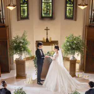 ステンドグラスが美しいチャペル。少人数だからこそ、大切な人たちに近くで見守ってもらおう|LEBAPIREO（レガピオーレ）の写真(55813663)