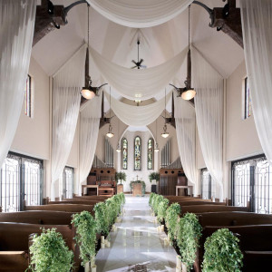 柔らかな光と緑に包まれるチャペル。木のぬくもりを感じる空間で、温かな誓いの時間を。|LEBAPIREO（レガピオーレ）の写真(57537828)