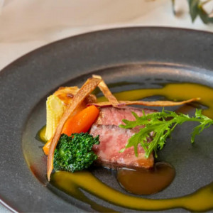 彩り豊かな野菜と旨みあふれる肉料理を上品に仕立てた一皿。ソースの香りが引き立つ美しい盛り付け|LEBAPIREO(レガピオーレ)の写真(55823605)