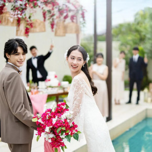 プールサイドで寛ぐリゾートスティのような時間をゲストにプレゼント。おふたりも一緒にお楽しみください|LEBAPIREO(レガピオーレ)の写真(55824498)