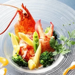 会場のライブキッチンから出来立ての料理をお届けします。シェフのパフォーマンスも必見！