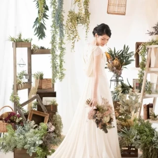 柔らかな質感の生地がゆったりとしたドレープを描く。軽やかさのなかに、贅沢感も漂うマリエ