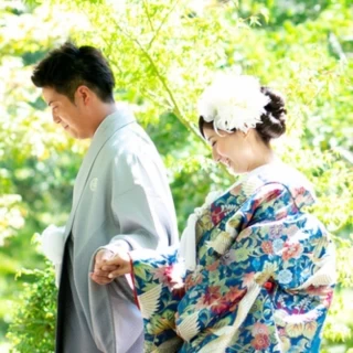 青の打掛は華やかさと爽やかさを併せ持つ。纏う人を選ばずその人に似合う着こなしが叶う