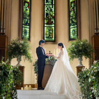 【サンミッシェル大聖堂】輝くステンドグラスの前で挙式中のようなシーンを。