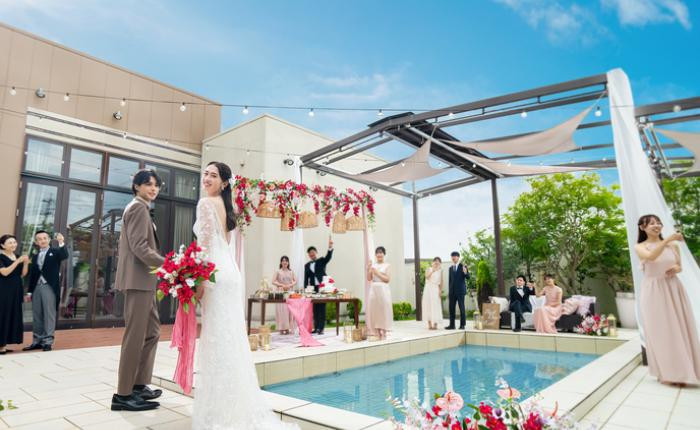 パーティ会場とひとつながりになったガーデン。温かな光・ゆれる緑・涼やかな水を感じる開放空間