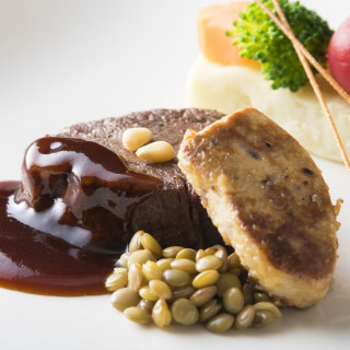 北海道産の士幌牛とフォアグラを使ったメイン料理。シェフ自ら厳選した食材を使用しています。