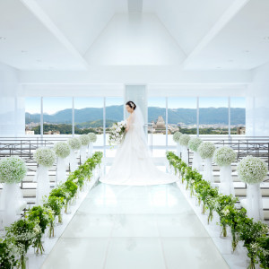 ホテル最上階、地上60mに位置する「スカイチャペル」。世界遺産「姫路城」を中心とした姫路の街並みを望む景色の中で結婚式を。|ホテル日航姫路の写真(33079831)