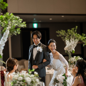 たくさんのゲストに囲まれる華やかな披露宴|ホテル日航姫路の写真(33080697)