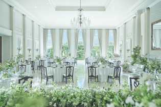 白を基調としたバンケットルーム|アーククラブ迎賓館(郡山)/テイクアンドギヴ・ニーズウェディングの写真(56315905)