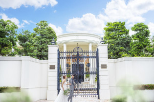 凱旋門の先は特別な非日常空間|アーククラブ迎賓館(郡山)/テイクアンドギヴ・ニーズウェディングの写真(56315863)