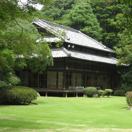 麻生大浦荘の庭園です。 庭園での挙式、少人数さまでのご披露宴を行う事ができます。和装の前撮り撮影にもおすすめです。