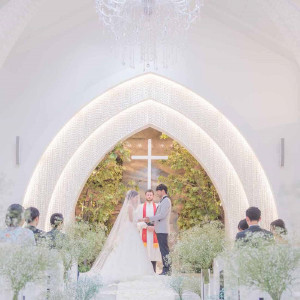 祭壇には印象的なシンボルツリー|アーカンジェル迎賓館（仙台）/テイクアンドギヴ・ニーズウェディングの写真(50602185)