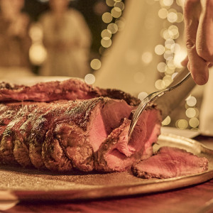 開放的な空間で目の前で切り分ける料理に舌鼓|アーカンジェル迎賓館（仙台）/テイクアンドギヴ・ニーズウェディングの写真(56430455)