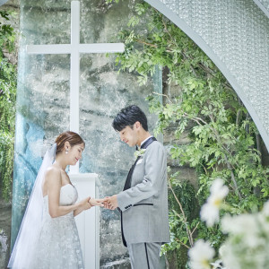 天窓から光が降り注ぐ空間で神聖な挙式を叶えて|アーカンジェル迎賓館（仙台）/テイクアンドギヴ・ニーズウェディングの写真(54738496)