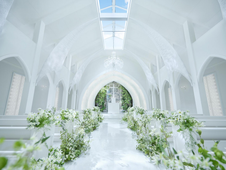 純白のチャペルと翠緑のガーデンが織りなすナチュラルな空間