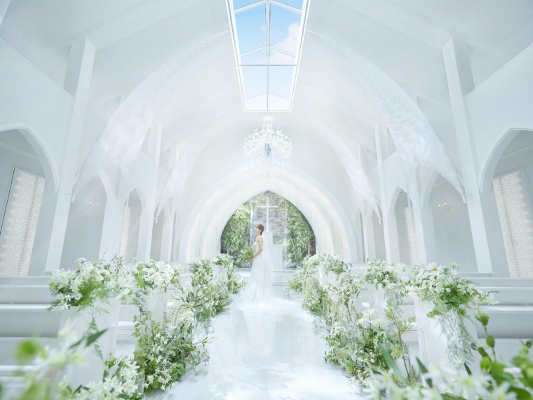 純白のチャペルと翠緑のガーデンが織りなすナチュラルな空間