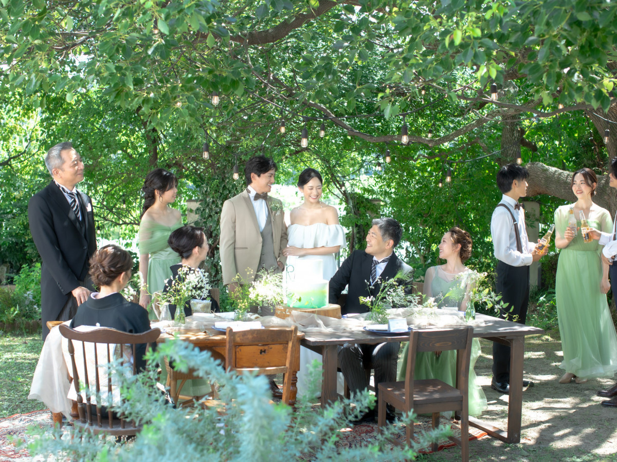 絵本の世界に迷い込んだような
愛らしいチャペルとともに
自然の緑に囲まれたウェディング