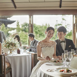 八坂の塔をバックにパーティーのワンシーンに京都らしさをプラス。