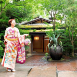 和装が映える美しい庭園で。