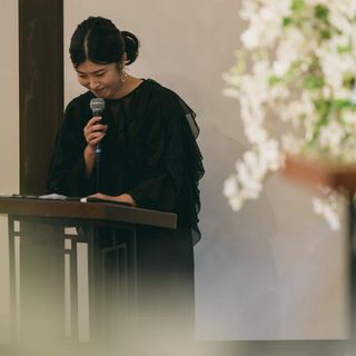 おふたり専属の司会者が、伺った想いを丁寧に言葉へと紡ぎ、特別な一日を温かな感動で彩ります。