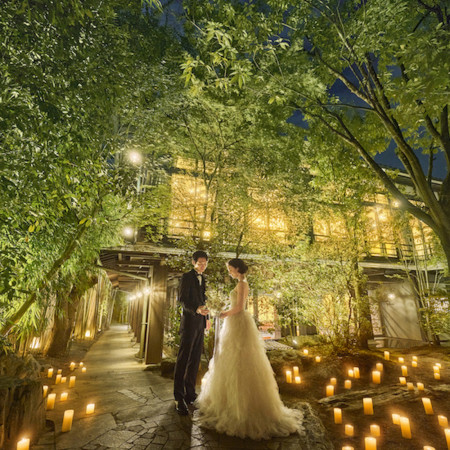 挙式からパーティまで一棟貸切の邸宅内で行う贅沢なプライベート感あふれるウエディングも叶う