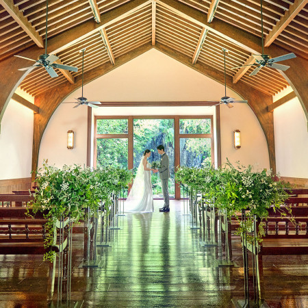 緑に囲まれた独立型チャペルでは開放的でアットホームな誓いが叶うので、親しいゲストと温かな挙式を