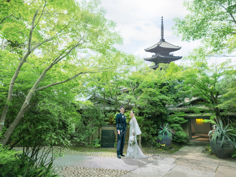 常緑樹の瑞々しさの中で 自然な笑顔を引き出す一日