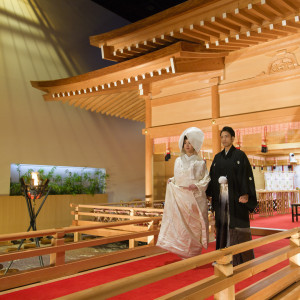 【越乃出雲神殿】館内ながら本格的な総檜造りの神殿。しっかりとしたお社と長い参道。幻想な雰囲気の中、家族のみならず大切なゲストにも見守られて結婚式が行えます。|オークスカナルパークホテル富山の写真(33955328)