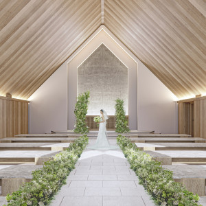 ガラス張りの壁面からは自然光が入り光に満ち溢れた教会に。ゲストとの距離が近いこともアットホーム挙式が叶うポイント。|オークスカナルパークホテル富山の写真(31428707)