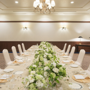 家族婚・少人数婚では、小会場での対面テーブルをご提案することも。十分にスペースをとっているので、衛生面も安心。一体感とアットホーム感が生まれます。|オークスカナルパークホテル富山の写真(15737950)