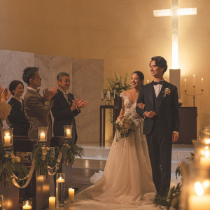 天窓からの陽光がふたりを優しく照らす中、牧師から想いのこもったオリジナルメッセージが贈られる|北山ル・アンジェ教会の写真(55435507)