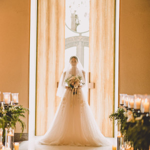 1枚板の5M扉からの入場シーンは圧巻。生演奏も響く美しい入場シーン|北山ル・アンジェ教会の写真(55435978)