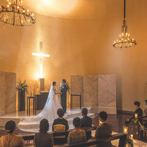 天から差し込む柔らかな光が、ふたりの誓いを優しく照らす。ぬくもりに満ちた空間で、家族の絆が深まる挙式|北山ル・アンジェ教会の写真(55435500)