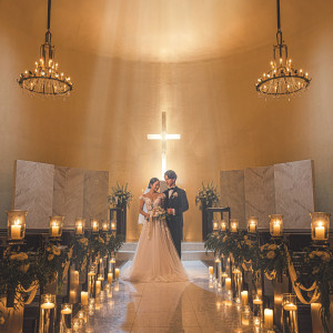 生花の香りとキャンドルのあたたかい灯りが広がる本格チャペル。|北山ル・アンジェ教会の写真(55435369)